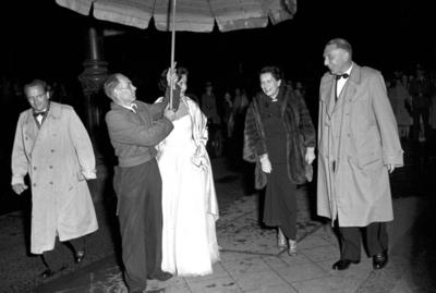 Bildnummer: 56994580  Datum: 10.06.1951  Copyright: imago/Future Image1. Internationale Filmfestspiele Berlin / 1st Berlin Film Festival (Berlinale), 06.-17. Juni 1951 Theo Lingen (rechts) Kultur Entertainment People Film 1. Internationale Filmfestspiele Berlinale Berlin Historie Filmgeschichte sw x0x xub 1951 quer Schauspieler  56994580 Date 10 06 1951 Copyright Imago Future Image 1 International Film Festival Berlin 1st Berlin Film Festival Berlinale 06 17 June 1951 Theo Lingen right Culture Entertainment Celebrities Film 1 International Film Festival Berlinale Berlin History Film History black and white x0x  1951 horizontal Actor-stock-photo