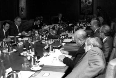 Kabinettssitzung in Bonn / Bundeskanzler Helmut Kohl (2L, Deutschland/CDU), Kanzleramtschef Wolfgang Sch?uble (3L, Deut-stock-photo