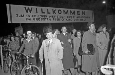 Bildnummer: 56994562  Datum: 10.06.1951  Copyright: imago/Future Image1. Internationale Filmfestspiele Berlin / 1st Berlin Film Festival (Berlinale), 06.-17. Juni 1951 Waldb?hne Eingang Kultur Entertainment Fans Zuschauer Film 1. Internationale Filmfestspiele Berlinale Berlin Historie Filmgeschichte sw x0x xub 1951 quer Publikum Kinobesucher Open Air Kino Freilichtkino  56994562 Date 10 06 1951 Copyright Imago Future Image 1 International Film Festival Berlin 1st Berlin Film Festival Berlinale 06 17 June 1951 Forest stage Entrance Culture Entertainment supporters Spectators Film 1 International Film Festival Berlinale Berlin History Film History black and white x0x  1951 horizontal crowd Admissions Open Air Cinema Open-air cinema-stock-photo
