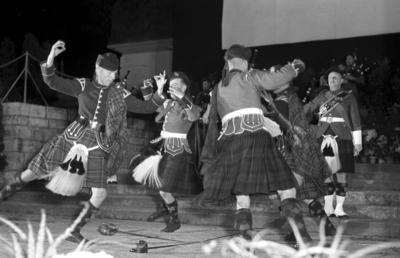 Bildnummer: 56994599  Datum: 10.06.1951  Copyright: imago/Future Image1. Internationale Filmfestspiele Berlin / 1st Berlin Film Festival (Berlinale), 06.-17. Juni 1951 Schottische Armeeband Kultur Entertainment Rahmenprogramm Film 1. Internationale Filmfestspiele Berlinale Berlin Historie Filmgeschichte sw x0x xub 1951 quer Dudelsack Kapelle Musikcorps Soldaten  56994599 Date 10 06 1951 Copyright Imago Future Image 1 International Film Festival Berlin 1st Berlin Film Festival Berlinale 06 17 June 1951 Scottish  Culture Entertainment Framework Programme Film 1 International Film Festival Berlinale Berlin History Film History black and white x0x  1951 horizontal Bagpipe Chapel Music Corps Soldiers-stock-photo