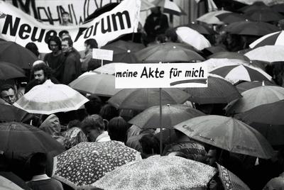Demo gegen Amt f?r Sicherheit Berlin Januar 1990 Demo der B?rgerbewegung Neues Forum vor dem Geb?ud-stock-foto