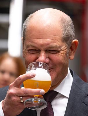 Olaf Scholz besucht die Privatbrauerei Glaab in Seligenstadt.-stock-foto