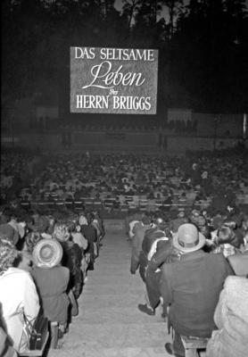Bildnummer: 56994552  Datum: 10.06.1951  Copyright: imago/Future Image1. Internationale Filmfestspiele Berlin / 1st Berlin Film Festival (Berlinale), 06.-17. Juni 1951 Waldb?hne Kultur Entertainment Fans Zuschauer Film 1. Internationale Filmfestspiele Berlinale Berlin Historie Filmgeschichte sw x0x xub 1951 hoch Highlight premiumd Freilichtkino Open Air Kino  56994552 Date 10 06 1951 Copyright Imago Future Image 1 International Film Festival Berlin 1st Berlin Film Festival Berlinale 06 17 June 1951 Forest stage Culture Entertainment supporters Spectators Film 1 International Film Festival Berlinale Berlin History Film History black and white x0x  1951 vertical Highlight premiumd Open-air cinema Open Air Cinema-stock-photo