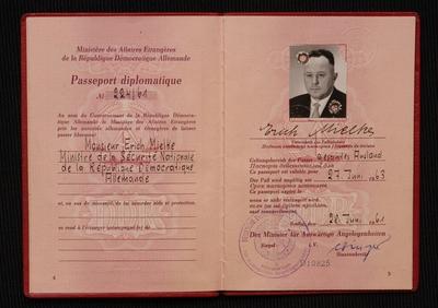Feature: Diplomatenpass von Erich Mielke 08/04 thg DDR Deutsche Demokratische Republik Stasi Staatssicherheit Minister-stock-foto