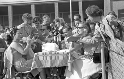 Bildnummer: 56994579  Datum: 10.06.1951  Copyright: imago/Future Image1. Internationale Filmfestspiele Berlin / 1st Berlin Film Festival (Berlinale), 06.-17. Juni 1951 Michi Tanaka, Viktor de Kowa Kultur Entertainment People Film 1. Internationale Filmfestspiele Berlinale Berlin Historie Filmgeschichte sw x0x xub 1951 quer Highlight premiumd S?ngerin Oper Schauspieler  56994579 Date 10 06 1951 Copyright Imago Future Image 1 International Film Festival Berlin 1st Berlin Film Festival Berlinale 06 17 June 1951 Michi Tanaka Viktor de Kowa Culture Entertainment Celebrities Film 1 International Film Festival Berlinale Berlin History Film History black and white x0x  1951 horizontal Highlight premiumd Singer Opera Actor-stock-photo