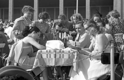 Bildnummer: 56994587  Datum: 10.06.1951  Copyright: imago/Future Image1. Internationale Filmfestspiele Berlin / 1st Berlin Film Festival (Berlinale), 06.-17. Juni 1951 Michi Tanaka, Viktor de Kowa Kultur Entertainment People Film 1. Internationale Filmfestspiele Berlinale Berlin Historie Filmgeschichte sw x0x xub 1951 quer S?ngerin Oper Schauspieler  56994587 Date 10 06 1951 Copyright Imago Future Image 1 International Film Festival Berlin 1st Berlin Film Festival Berlinale 06 17 June 1951 Michi Tanaka Viktor de Kowa Culture Entertainment Celebrities Film 1 International Film Festival Berlinale Berlin History Film History black and white x0x  1951 horizontal Singer Opera Actor-stock-photo