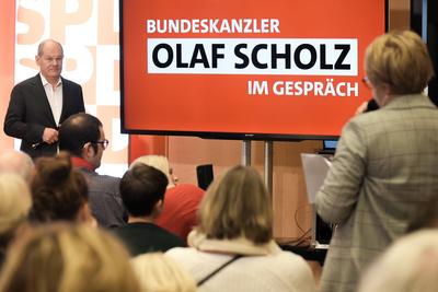 Bundeskanzler Olaf Scholz beim Wahlkampfauftritt in Frankfurt-stock-foto