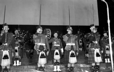 Bildnummer: 56994600  Datum: 10.06.1951  Copyright: imago/Future Image1. Internationale Filmfestspiele Berlin / 1st Berlin Film Festival (Berlinale), 06.-17. Juni 1951 Schottische Armeeband Kultur Entertainment Rahmenprogramm Film 1. Internationale Filmfestspiele Berlinale Berlin Historie Filmgeschichte sw x0x xub 1951 quer Dudelsack Kapelle Musikcorps Soldaten  56994600 Date 10 06 1951 Copyright Imago Future Image 1 International Film Festival Berlin 1st Berlin Film Festival Berlinale 06 17 June 1951 Scottish  Culture Entertainment Framework Programme Film 1 International Film Festival Berlinale Berlin History Film History black and white x0x  1951 horizontal Bagpipe Chapel Music Corps Soldiers-stock-photo
