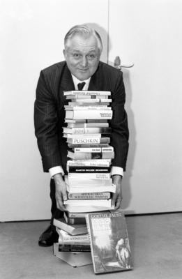 Bauminister Oscar Schneider (Deutschland/CDU) mit B?cherstapel im Bauministerium in Bonn-stock-foto