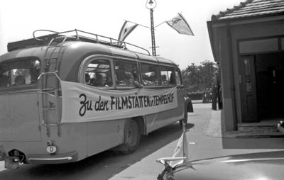 Bildnummer: 56994549  Datum: 10.06.1951  Copyright: imago/Future Image1. Internationale Filmfestspiele Berlin / 1st Berlin Film Festival (Berlinale), 06.-17. Juni 1951 Filmst?tten Tempelhof Kultur Entertainment Fans Zuschauer Film 1. Internationale Filmfestspiele Berlinale Berlin Historie Filmgeschichte sw x0x xub 1951 quer Highlight premiumd Shuttle-Bus Filmstudio  56994549 Date 10 06 1951 Copyright Imago Future Image 1 International Film Festival Berlin 1st Berlin Film Festival Berlinale 06 17 June 1951  Tempelhof Culture Entertainment supporters Spectators Film 1 International Film Festival Berlinale Berlin History Film History black and white x0x  1951 horizontal Highlight premiumd Shuttle Bus Film Studio-stock-photo
