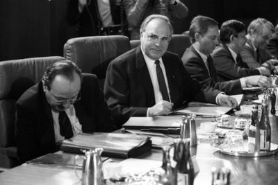 Bundeskanzler Helmut Kohl (2.v.li., Deutschland/CDU) neben Au?enminister Hans-Dietrich Genscher (li., Deutschland/FDP),-stock-photo