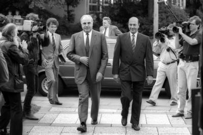 Bundeskanzler Helmut Kohl (li., Deutschland/CDU) neben Verteidigungsminister Manfred W?rner (re., Deutschland/CDU) auf-stock-foto