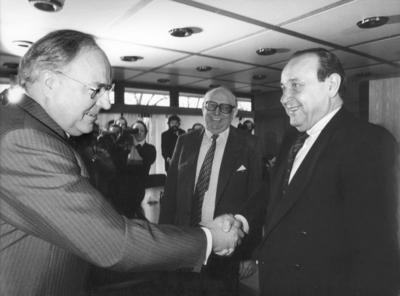 F.D.P. Vorsitzender Hans Dietrich Genscher mit Helmut Kohl bei den Koalitionsverhandlungen in Bonn am 17.03.1983, Bonn-stock-foto