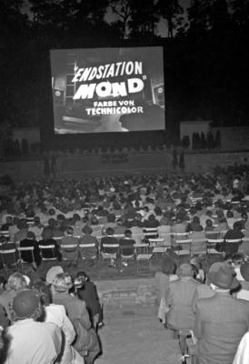 Bildnummer: 56994563  Datum: 10.06.1951  Copyright: imago/Future Image1. Internationale Filmfestspiele Berlin / 1st Berlin Film Festival (Berlinale), 06.-17. Juni 1951 Waldb?hne Kultur Entertainment Fans Zuschauer Film 1. Internationale Filmfestspiele Berlinale Berlin Historie Filmgeschichte sw x0x xub 1951 hoch Freilichtkino Open Air Kino  56994563 Date 10 06 1951 Copyright Imago Future Image 1 International Film Festival Berlin 1st Berlin Film Festival Berlinale 06 17 June 1951 Forest stage Culture Entertainment supporters Spectators Film 1 International Film Festival Berlinale Berlin History Film History black and white x0x  1951 vertical Open-air cinema Open Air Cinema-stock-photo