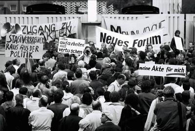 Demo gegen Amt f?r Sicherheit Berlin Januar 1990 Demo der B?rgerbewegung Neues Forum vor dem Geb?ud-stock-foto