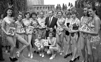 Bildnummer: 56994586  Datum: 10.06.1951  Copyright: imago/Future Image1. Internationale Filmfestspiele Berlin / 1st Berlin Film Festival (Berlinale), 06.-17. Juni 1951 Hans Richter Kultur Entertainment People Film 1. Internationale Filmfestspiele Berlinale Berlin Historie Filmgeschichte sw x0x xub 1951 quer Schauspieler  56994586 Date 10 06 1951 Copyright Imago Future Image 1 International Film Festival Berlin 1st Berlin Film Festival Berlinale 06 17 June 1951 Hans Judges Culture Entertainment Celebrities Film 1 International Film Festival Berlinale Berlin History Film History black and white x0x  1951 horizontal Actor-stock-photo