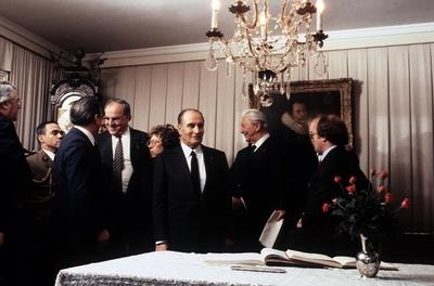 Pr?sident Francois Mitterrand (3.v.re., Frankreich) neben Kurt Georg Kiesinger (2.v.re., Deutschland/CDU) und Bundeskan-stock-foto