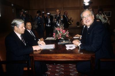 Bundeskanzler Helmut Schmidt (li., BRD/SPD) w?hrend der Amts?bergabe an Helmut Kohl (re., BRD/CDU) in Bonn-stock-foto