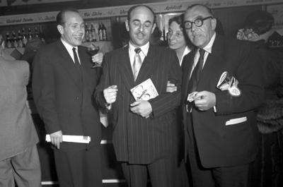 Bildnummer: 56994571  Datum: 10.06.1951  Copyright: imago/Future Image1. Internationale Filmfestspiele Berlin / 1st Berlin Film Festival (Berlinale), 06.-17. Juni 1951 Artur Brauner (Mitte) Kultur Entertainment People Film 1. Internationale Filmfestspiele Berlinale Berlin Historie Filmgeschichte sw x0x xub 1951 quer Highlight premiumd Produzent Autor  56994571 Date 10 06 1951 Copyright Imago Future Image 1 International Film Festival Berlin 1st Berlin Film Festival Berlinale 06 17 June 1951 Artur Brauner centre Culture Entertainment Celebrities Film 1 International Film Festival Berlinale Berlin History Film History black and white x0x  1951 horizontal Highlight premiumd Producer Author-stock-photo
