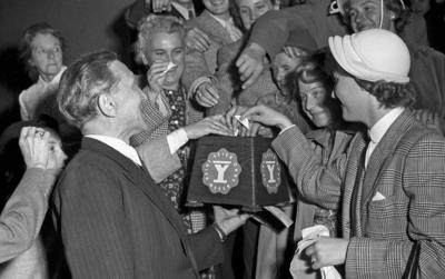 Bildnummer: 57013618  Datum: 10.06.1951  Copyright: imago/Future Image1. Internationale Filmfestspiele Berlin / 1st Berlin Film Festival (Berlinale), 06.-17. Juni 1951 Abgabe der Stimmzettel f?r die Berlinale-Publikumswahl Kultur Entertainment People Film 1. Internationale Filmfestspiele Berlinale Berlin sw x0x xkg 1951 quer Publikum Wahl  57013618 Date 10 06 1951 Copyright Imago Future Image 1 International Film Festival Berlin 1st Berlin Film Festival Berlinale 06 17 June 1951 Fee the Ballot for the Berlinale  Culture Entertainment Celebrities Film 1 International Film Festival Berlinale Berlin black and white x0x xkg 1951 horizontal crowd Choice-stock-foto