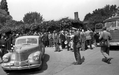 Bildnummer: 56994553  Datum: 10.06.1951  Copyright: imago/Future Image1. Internationale Filmfestspiele Berlin / 1st Berlin Film Festival (Berlinale), 06.-17. Juni 1951 Filmst?tten Tempelhof Kultur Entertainment Fans Zuschauer Film 1. Internationale Filmfestspiele Berlinale Berlin Historie Filmgeschichte sw x0x xub 1951 quer Highlight Verkehrspolizist  56994553 Date 10 06 1951 Copyright Imago Future Image 1 International Film Festival Berlin 1st Berlin Film Festival Berlinale 06 17 June 1951  Tempelhof Culture Entertainment supporters Spectators Film 1 International Film Festival Berlinale Berlin History Film History black and white x0x  1951 horizontal Highlight Traffic policeman-stock-photo