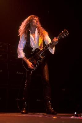 John Sykes von Whitesnake live bei einem Konzert der Slide it in -Tour in der Wembley Arena. London, 03.03.1984 *** John-stock-photo