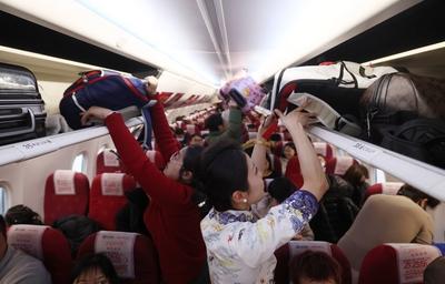 China, Reiseverkehr zum bevorstehenden Fr?hlingsfest  BEIJING, CHINA - JANUARY 20: Air hostesses help passengers place t-stock-foto