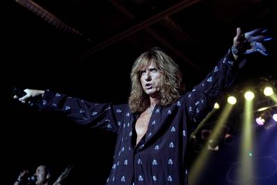 Bildnummer: 50649129  Datum: 15.09.2004  Copyright: imago/Kai HorstmannS?nger David Coverdale (GBR/Whitesnake) l?sst sich feiern w?hrend eines Konzerts in Berlin, Personen; 2004, Berlin, Musiker, Konzerte, Hardrock, Rock, Siegerpose; , quer, Kbdig, Einzelbild, close, Musik, Kunst, Deutschland, Aktion, People-stock-foto