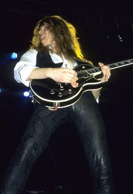 Bildnummer: 58088294  Datum: 03.03.1984  Copyright: imago/Future ImageJohn Sykes (Thin Lizzy, Whitesnake, Tygers Of Pan Tang, Blue Murder) Whitesnake Konzert der Slide it on -Tour in der Londoner Wembley Arena Foto:xR.xKeuntjex/xFuturexImage People Kultur Musik 01 xmk x0x 1984 hoch Musiker Gitarrist Hard Rock  58088294 Date 03 03 1984 Copyright Imago Future Image John Sykes Thin Lizzy White Snake  of Pan Tang Blue Murder White Snake Concert the Slide IT ON Tour in the London Wembley Arena Photo XR   Celebrities Culture Music 01 xmk x0x 1984 vertical Musician Guitarist Hard Rock-stock-foto