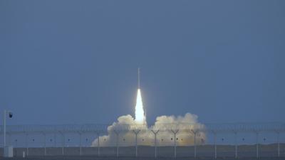 ALXA, CHINA - JANUARY 20: A CERES-1 carrier rocket carrying five satellites blasts off from the Jiuquan Satellite Launch-stock-foto