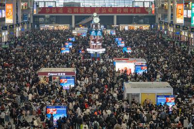 China, Reiseverkehr zum bevorstehenden Fr?hlingsfest  SHANGHAI, CHINA - JANUARY 20: Passengers wait for trains at Shangh-stock-foto