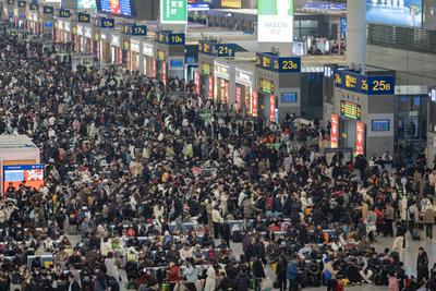 China, Reiseverkehr zum bevorstehenden Fr?hlingsfest  SHANGHAI, CHINA - JANUARY 20: Passengers wait for trains at Shangh-stock-foto