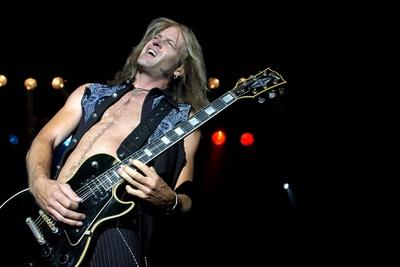 Bildnummer: 50649131  Datum: 15.09.2004  Copyright: imago/Kai HorstmannGitarrist Doug Aldrich (GBR/Whitesnake) w?hrend eines Konzerts in Berlin, Personen; 2004, Berlin, Musiker, Konzerte, Hardrock, Rock, Schr?glage, Gitarristen; , quer, Kbdig, Einzelbild, close, Musik, Kunst, Deutschland, Aktion, People-stock-foto
