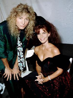 David Coverdale of hard rock band Whitesnake and Tawny Kitaen photographed backstage in 1988 PUBLICATIONxNOTxINxUSA Copy-stock-foto