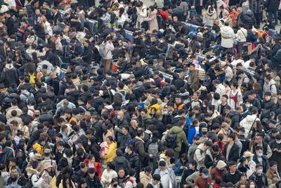 China, Reiseverkehr zum bevorstehenden Fr?hlingsfest  SHANGHAI, CHINA - JANUARY 20: Passengers wait for trains at Shangh-stock-foto
