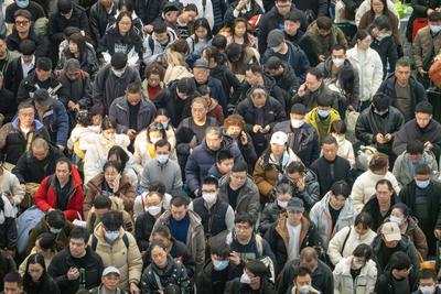 China, Reiseverkehr zum bevorstehenden Fr?hlingsfest  SHANGHAI, CHINA - JANUARY 20: Passengers wait for trains at Shangh-stock-foto