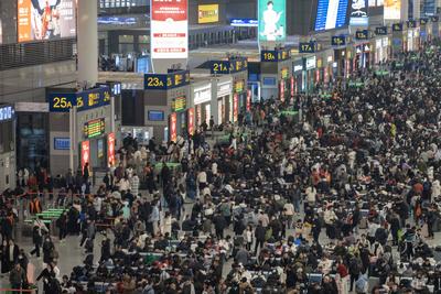 China, Reiseverkehr zum bevorstehenden Fr?hlingsfest  SHANGHAI, CHINA - JANUARY 20: Passengers wait for trains at Shangh-stock-foto