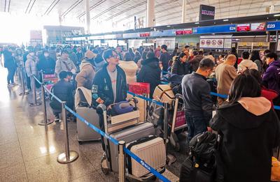 China, Reiseverkehr zum bevorstehenden Fr?hlingsfest  BEIJING, CHINA - JANUARY 20: Passengers wait at baggage drop count-stock-foto