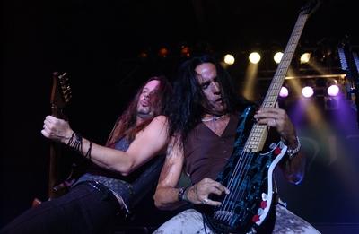 Bildnummer: 50551977  Datum: 15.09.2004  Copyright: imago/SeeligerBassist Marco Mendoza (re.) und Gitarrist Reb Beach (beide GBR/Whitesnake) heizen gemeinsam ordentlich ein w?hrend eines Konzerts in Berlin, Personen; 2004, Berlin, Konzerte, Musiker, Hardrock , Rock; , quer, Kbdig, Gruppenbild, close, Musik, Kunst, Deutschland, Aktion, People / Harmonie, Kameradschaft-stock-foto