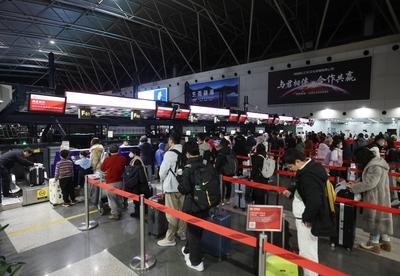 China, Reiseverkehr zum bevorstehenden Fr?hlingsfest  BEIJING, CHINA - JANUARY 20: Passengers check in at the counter of-stock-foto