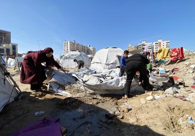 Displaced Palestinian families in Gaza City begin moving their tents and personal belongings back to their homes-stock-photo