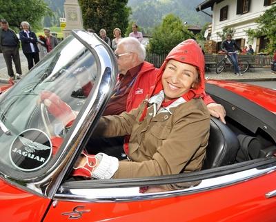 Schauspielerin Katerina Jacob am Steuer eines Jaguar XK 150S (Baujahr 1960) anl?sslich der 22. Kitzb?hler Alpenrallye-stock-foto