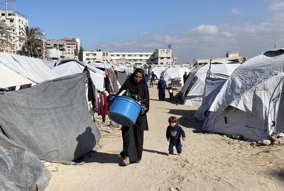 Displaced Palestinian families in Gaza City begin moving their tents and personal belongings back to their homes-stock-photo