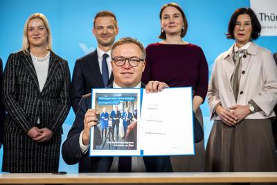 TH?RINGER KABINETT BESCHLIE?T 100-TAGE-PROGRAMM-stock-foto