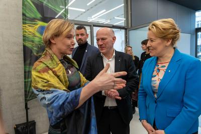 Pressestatement gemeinsam mit Bezirksb?rgermeisterin Dr. Cordelia Koch, sowie gemeinsam mit der Senatorin f?r Wirtschaft, Energie und Betriebe, Franziska Giffey, Verleihung der Plakette ?Zukunftsort?; Campus Berlin-Buch, BerlinBioCube-stock-foto