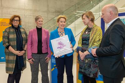 Pressestatement gemeinsam mit Bezirksb?rgermeisterin Dr. Cordelia Koch, sowie gemeinsam mit der Senatorin f?r Wirtschaft, Energie und Betriebe, Franziska Giffey, Verleihung der Plakette ?Zukunftsort?; Campus Berlin-Buch, BerlinBioCube-stock-foto