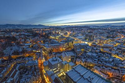 Abendd?mmerung ?ber der Innenstadt von Kempten im Allg?u im Winter Ausblick auf die n?chtliche Stadt Kempten an der Ille-stock-foto