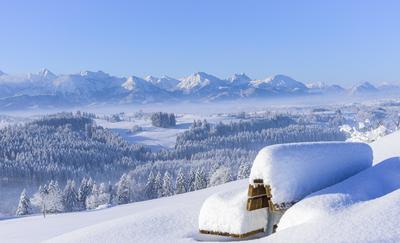 Dick verschneiter Aussichtsplatz an einem traumhaften Wintermorgen im Ostallg?u Herrlicher Wintermorgen mit einem halben-stock-foto