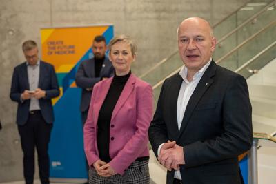 Pressestatement gemeinsam mit Bezirksb?rgermeisterin Dr. Cordelia Koch, sowie gemeinsam mit der Senatorin f?r Wirtschaft, Energie und Betriebe, Franziska Giffey, Verleihung der Plakette ?Zukunftsort?; Campus Berlin-Buch, BerlinBioCube-stock-foto