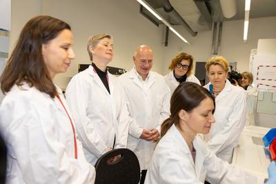 Pressestatement gemeinsam mit Bezirksb?rgermeisterin Dr. Cordelia Koch, sowie gemeinsam mit der Senatorin f?r Wirtschaft, Energie und Betriebe, Franziska Giffey, Verleihung der Plakette ?Zukunftsort?; Campus Berlin-Buch, BerlinBioCube-stock-foto